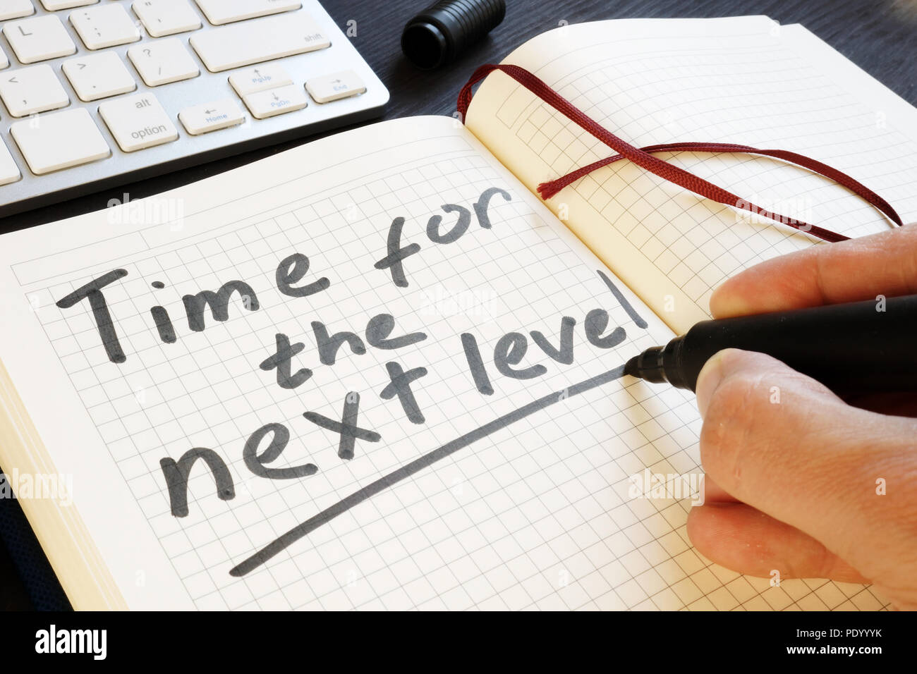 L uomo è tempo di scrittura per il livello successivo. La motivazione. Foto Stock