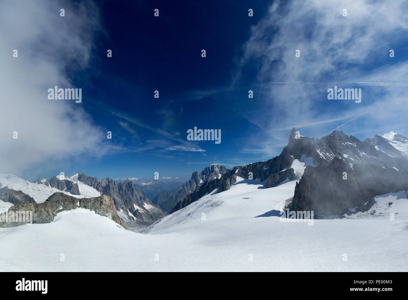 Il Dente del Gigante e il ghiacciaio nel Monte Bianco massiccio e il gruppo di Rochefort, in Valle d Aosta, Alpes d'Italia, in una mattina d'estate. Foto Stock