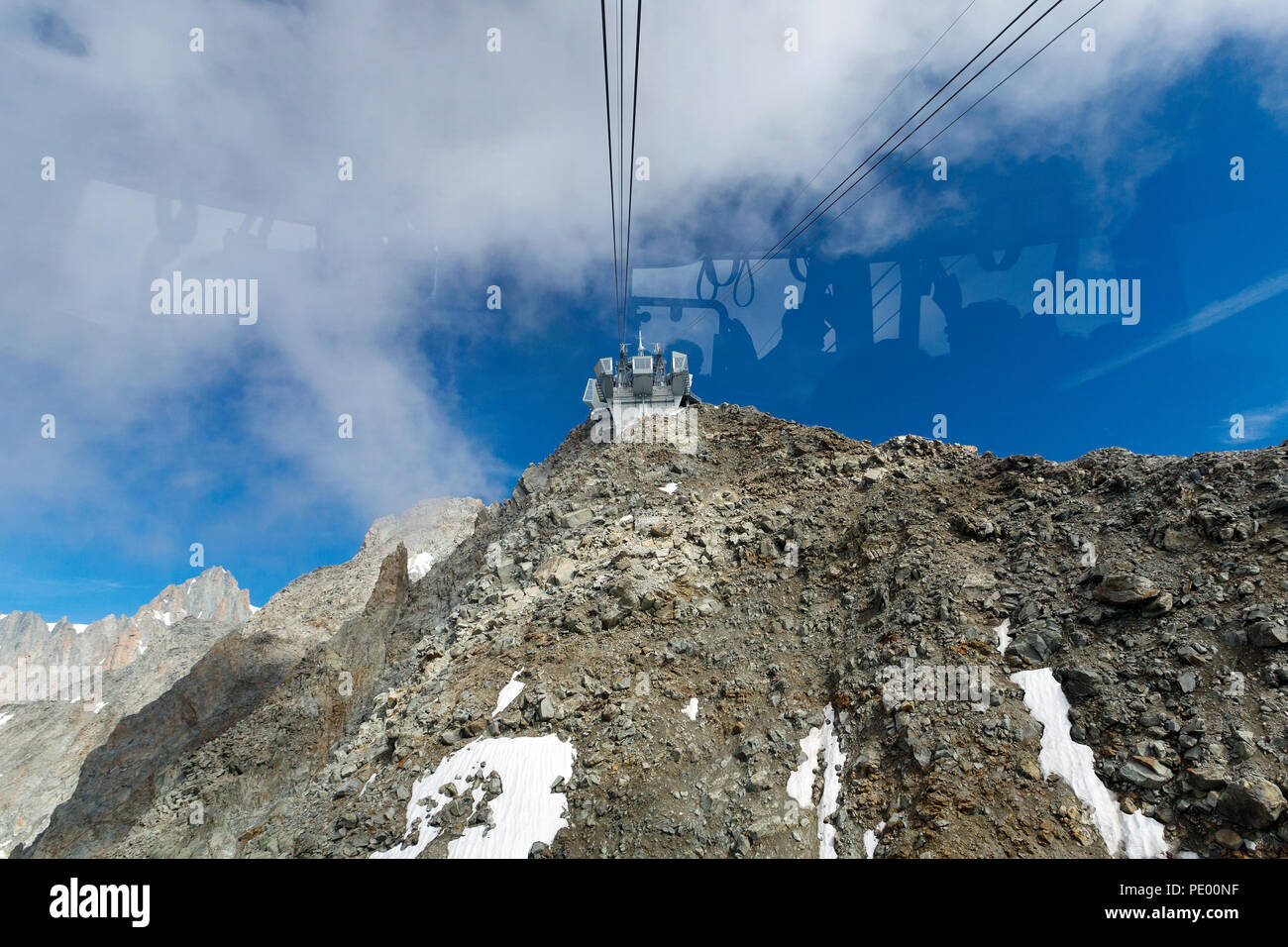 COURMAYEUR, Italia, Agosto 2: vista da una cabina di Skyway durante la salita sulla terrazza panoramica di Punta Helbronner in prossimità del Monte Bianco (Mont Blanc) Foto Stock