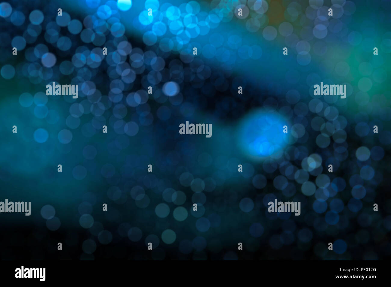 Gocce di pioggia la creazione di effetto bokeh di fondo su vetro Foto Stock
