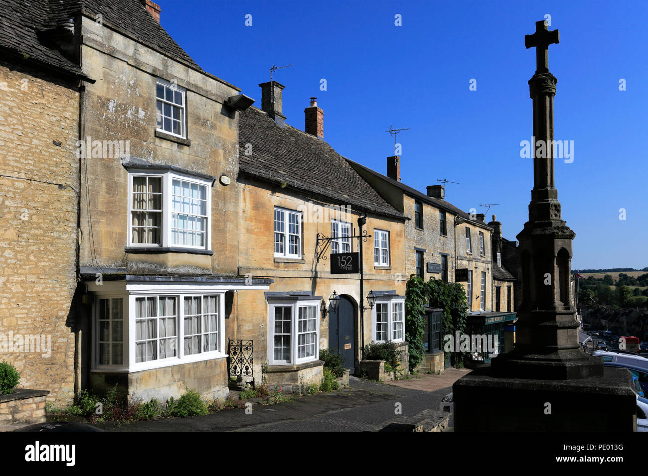 Scena di strada presso la cittadina Georgiana di Burford, Oxfordshire Cotswolds, England, Regno Unito Foto Stock