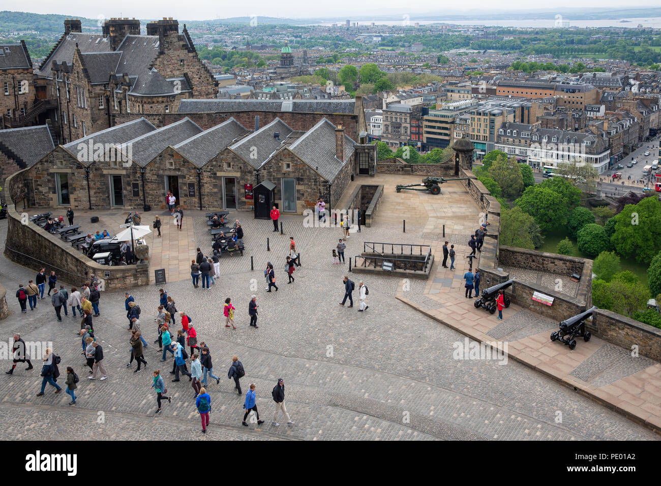 Cortile del Castello di Edimburgo con i visitatori e ristorante Foto Stock