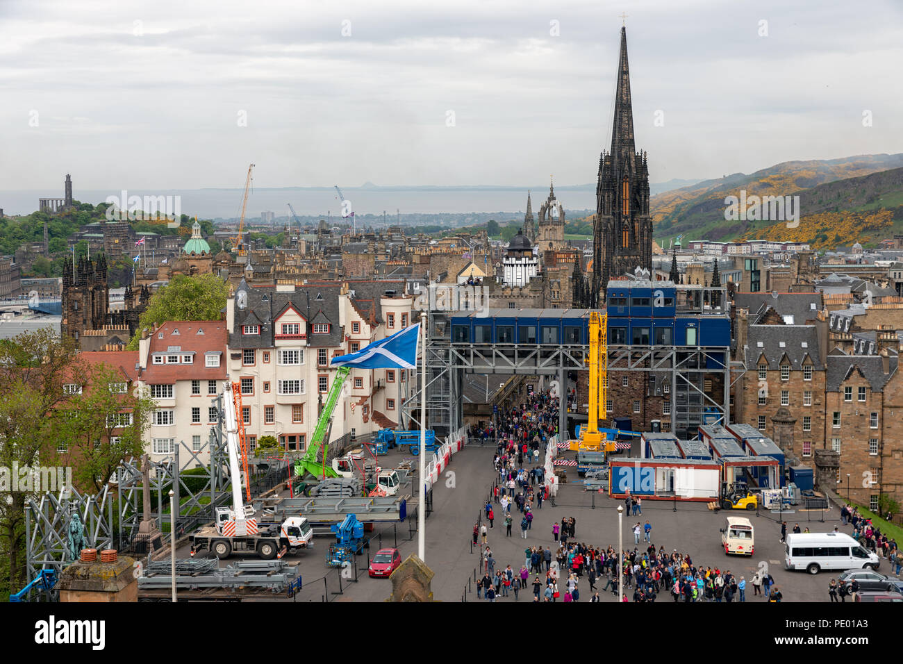 Piazza castello di Edimburgo con attività di costruzione militare Edinburgh Tattoo Foto Stock