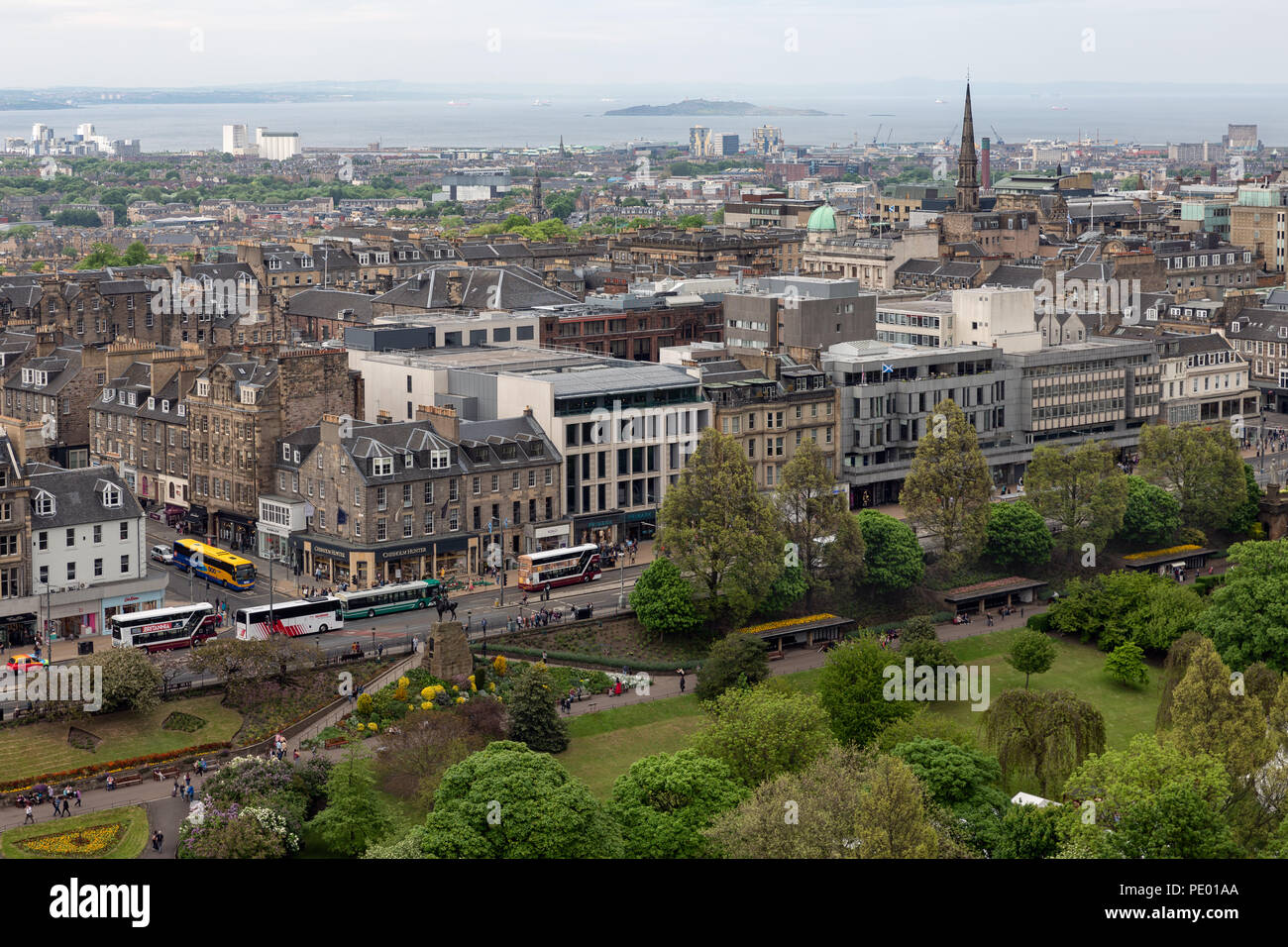 Cityscape Edimburgo con giardini di Princes Street, antenna vista dal castello Foto Stock