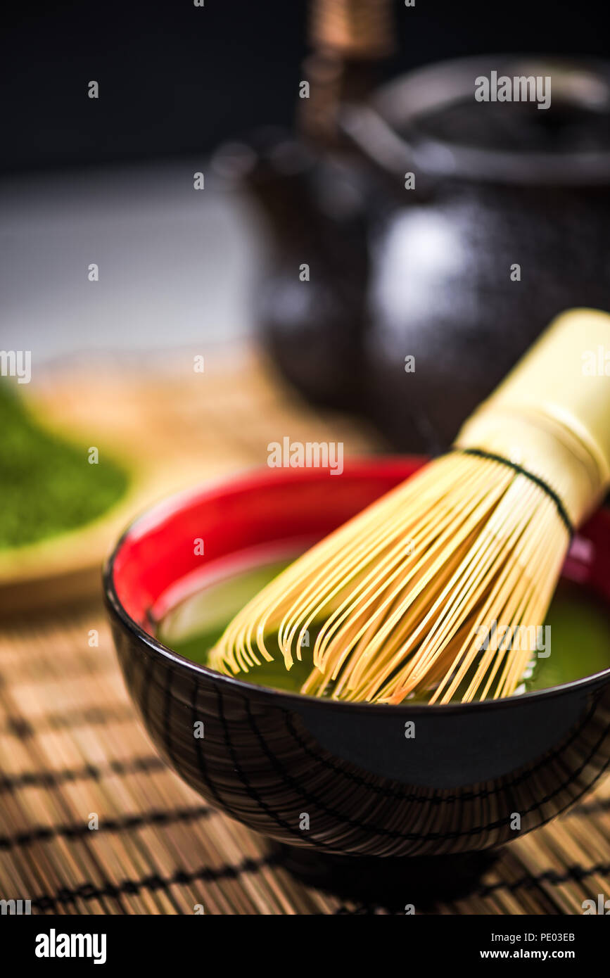 Ragazza Mescolando Matcha Tè Verde Una Frusta Di Bambù Il Processo Di  Produzione Del Tè Da Vicino - Fotografie stock e altre immagini di Matcha -  iStock