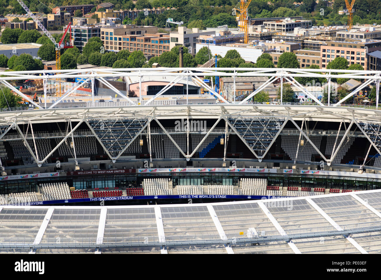 Lo stadio di Londra, West Ham United football ground, dal Arcelormittal orbita un deck di visualizzazione. Queen Elizabeth Olympic Park, Stratford, Londra, Inghilterra Foto Stock