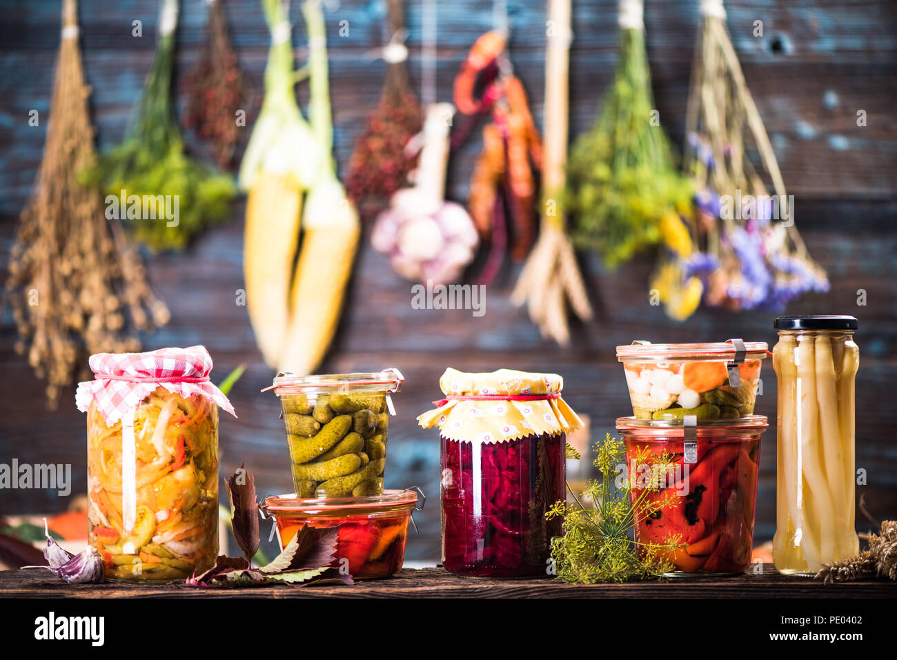 Decapati marinato verdure fermentate su scaffali in cantina Foto Stock