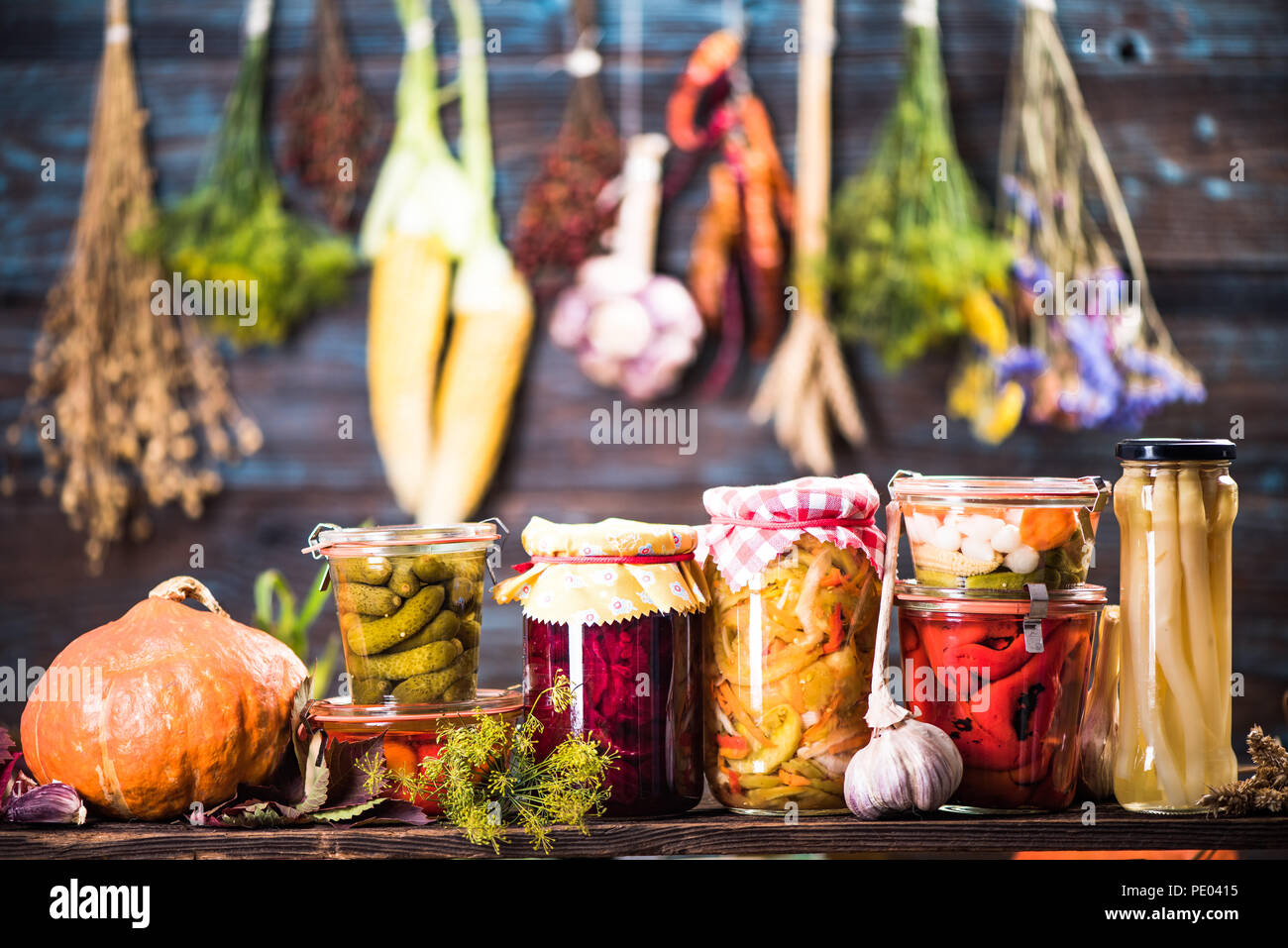 Decapati marinato verdure fermentate su scaffali in cantina Foto Stock