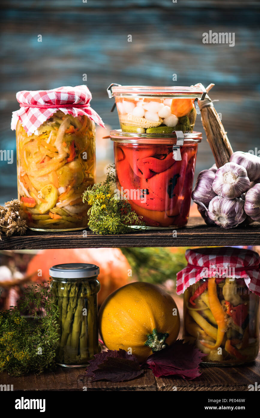 Conserve, marinato fermentati e verdure sottaceto in vasi Foto Stock