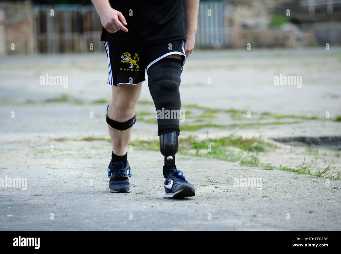 Disabilitato runner con una gamba artificiale a piedi. Prove tra soldati ukrainiens al 43 rd US Marine Corps marathon. Luglio 20, 2018. A Kiev, Ucraina Foto Stock