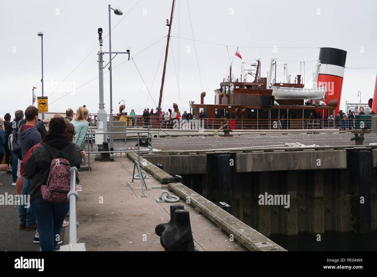PS Waverley a Largs pier Foto Stock