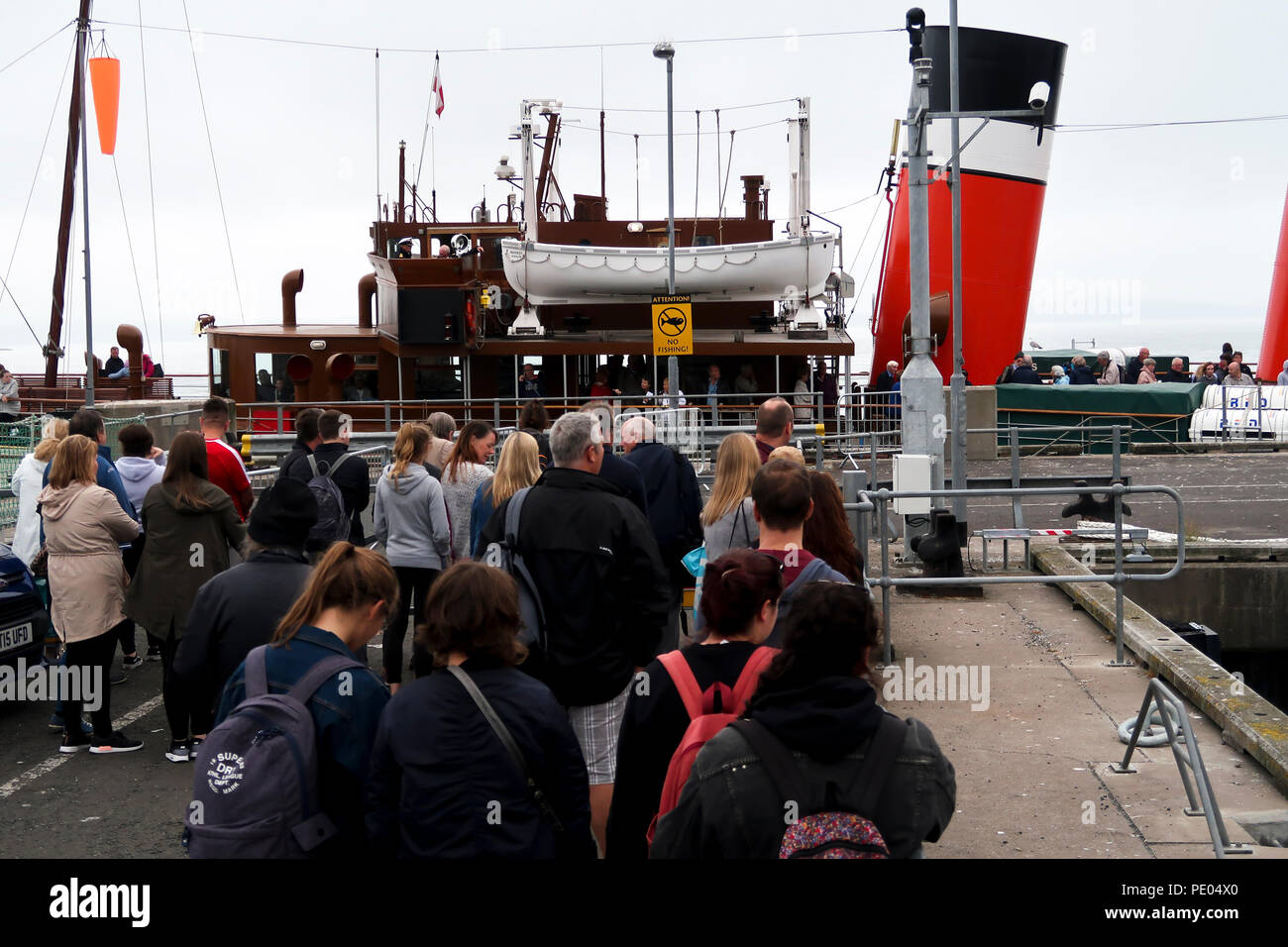 PS Waverley a Largs pier Foto Stock