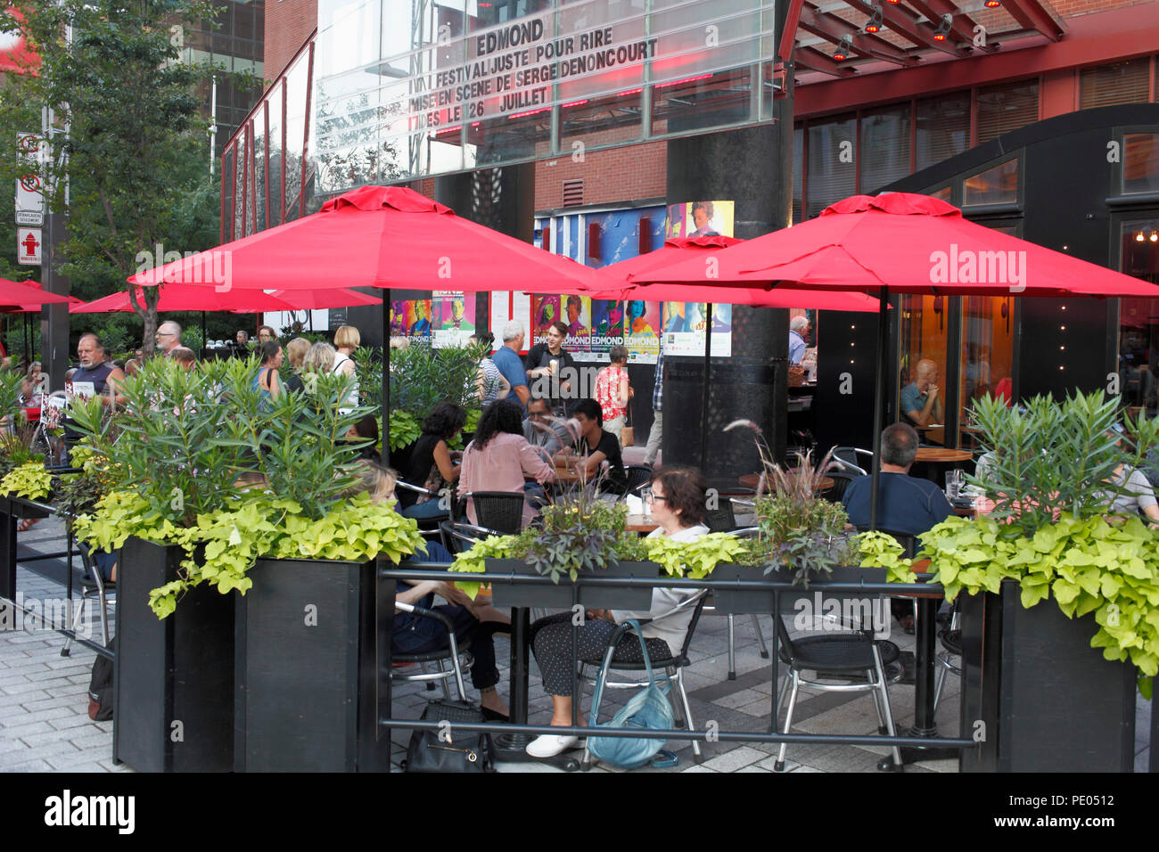 Canada, Montreal, Ste-Catherine Street, cafe, persone Foto Stock