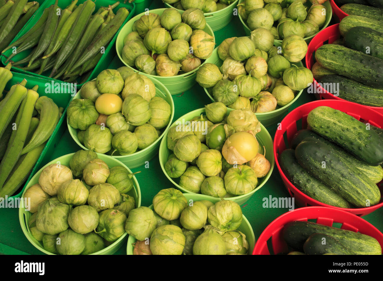 Canada, Montreal, Jean Talon Mercato, verdure, ladies' dita, pomodori verdi, cuncumbers, cibo, Foto Stock