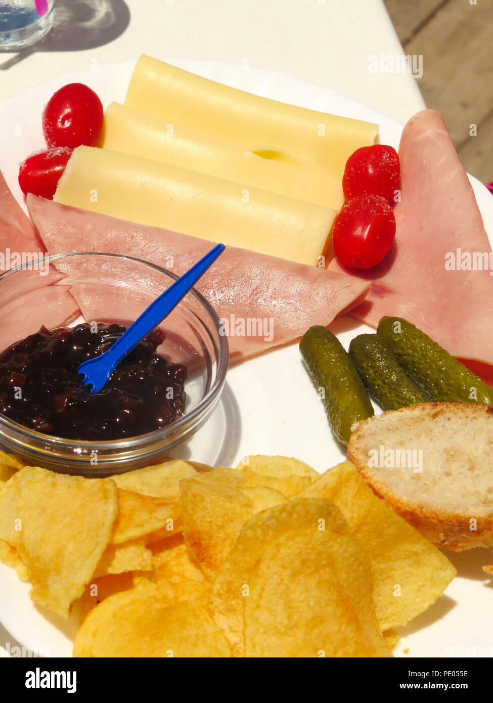 Uno snack leggero pranzo sulla piastra nella luce del sole Foto Stock