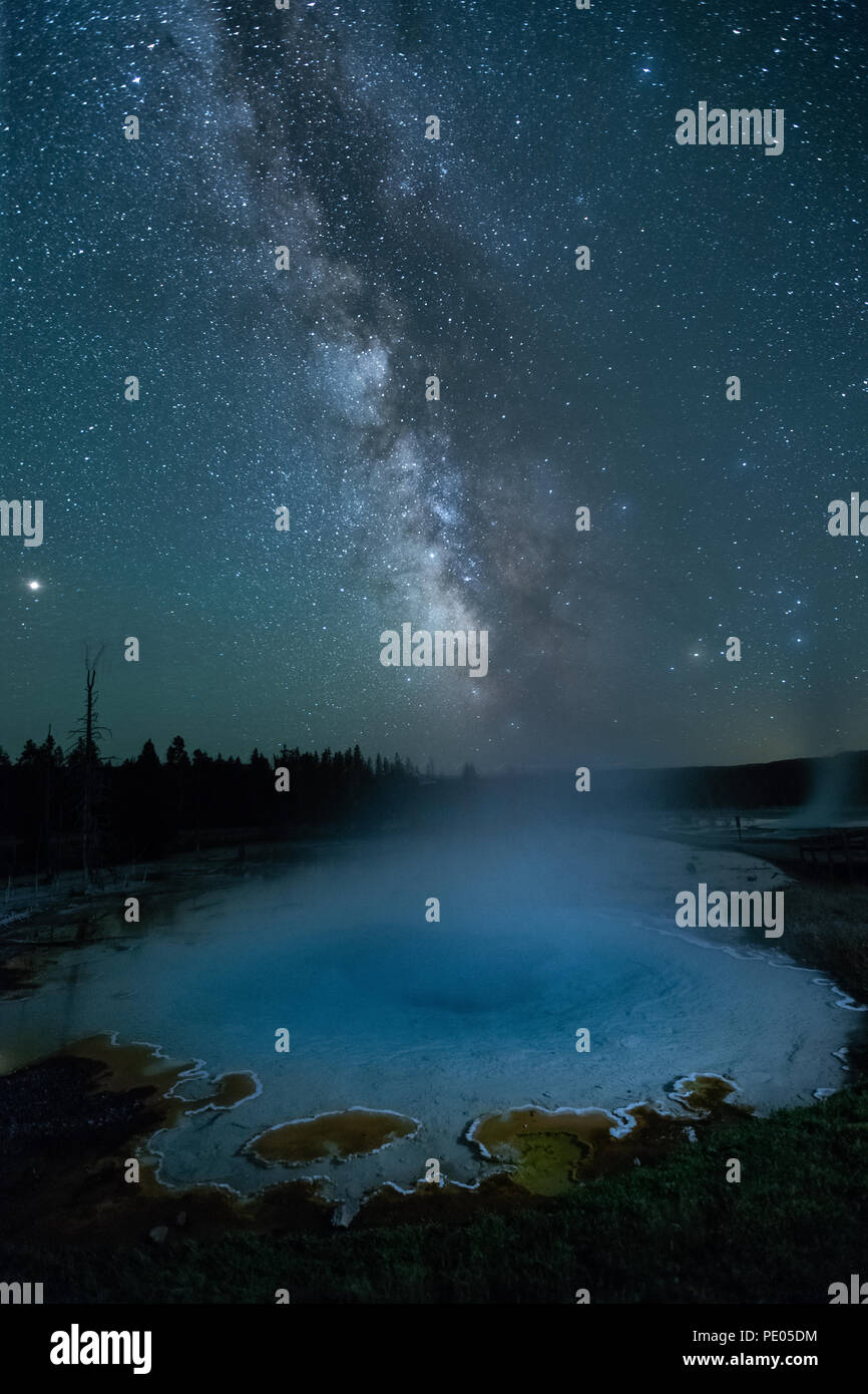 Questa è la foto del baratro Piscina di notte con mikyway e stelle presso il Parco Nazionale di Yellowstone, Idaho, Stati Uniti d'America. Foto Stock