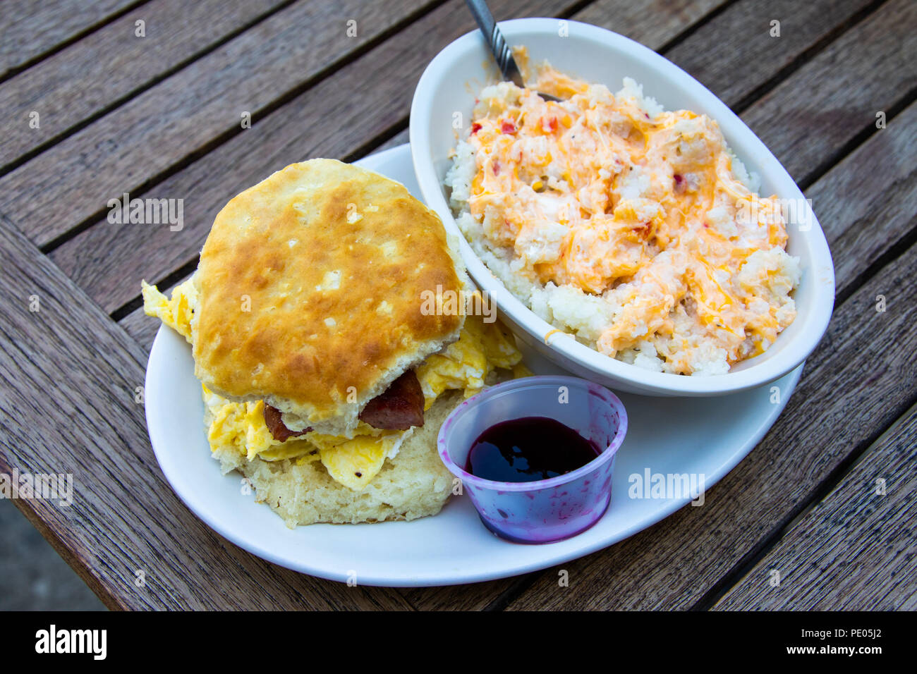 Salsicce locali, uova e formaggio biscotto sandwich con formaggio grana, Cahawba House Restaurant, Montgomery, Alabama, STATI UNITI D'AMERICA Foto Stock