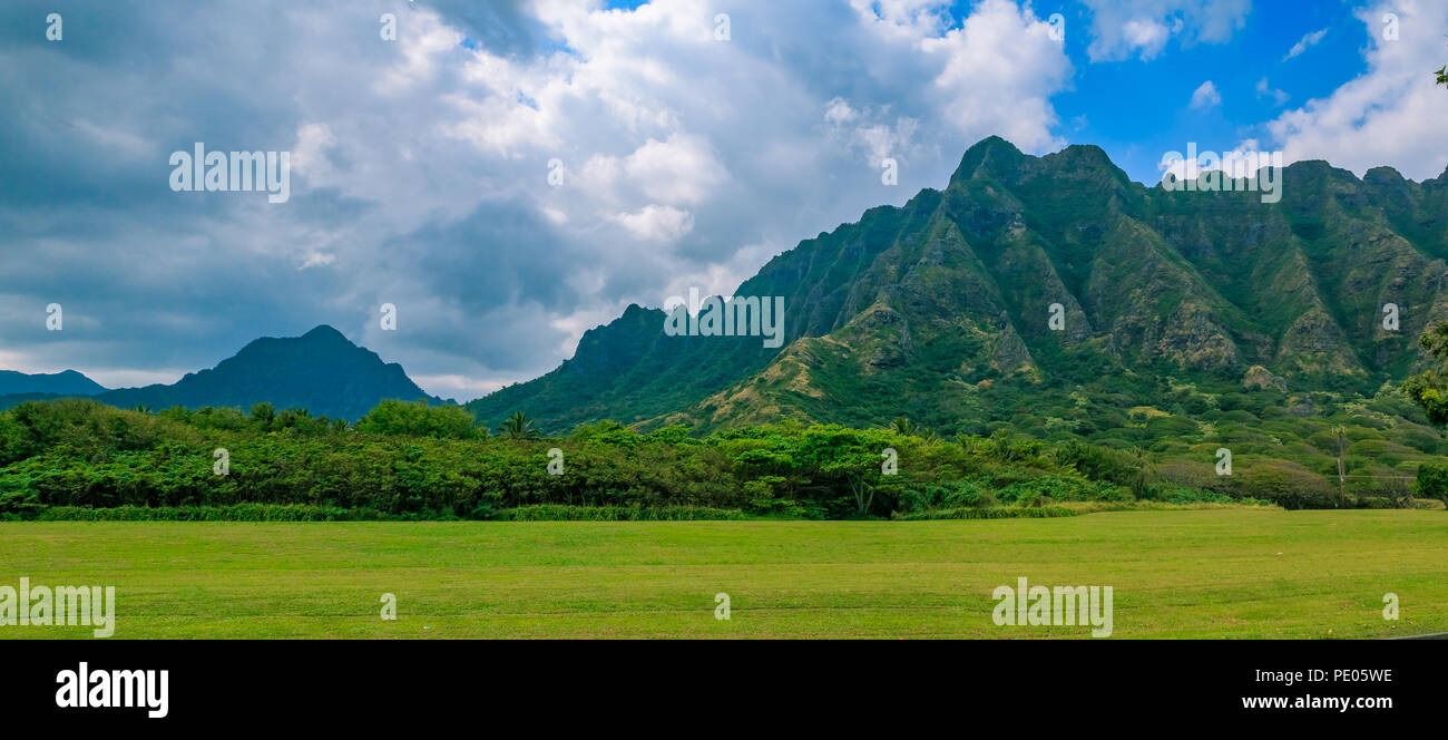 Panorama della gamma della montagna da Kualoa Ranch in Oahu, Hawaii. Famoso film e spettacoli TV come 'perduta', '50 Primo baci" e "Jurassic Park" sono state filmate Foto Stock