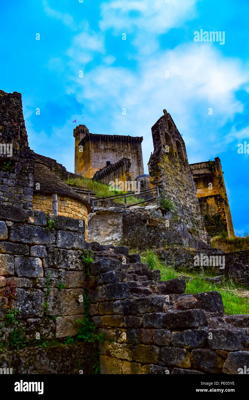 Le rovine e i giardini del Chateau de Commarque nella regione della Dordogne della Francia Foto Stock