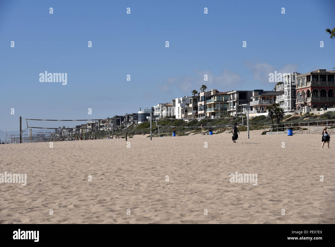Belle case e volley tribunali lungo Manhattan Beach in California del Sud Foto Stock