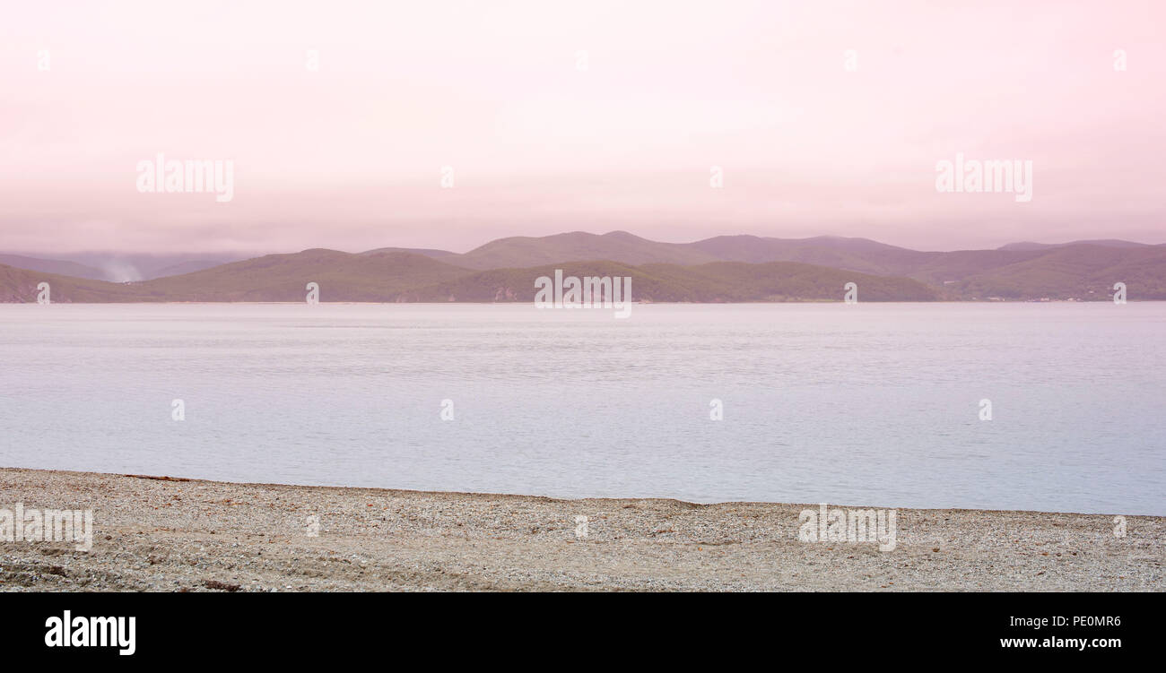 Banner seascape mattina alba orizzonte Sea coast Bay hill mare ciottolo. Sfondo naturale spiaggia mare spazio di copia Foto Stock