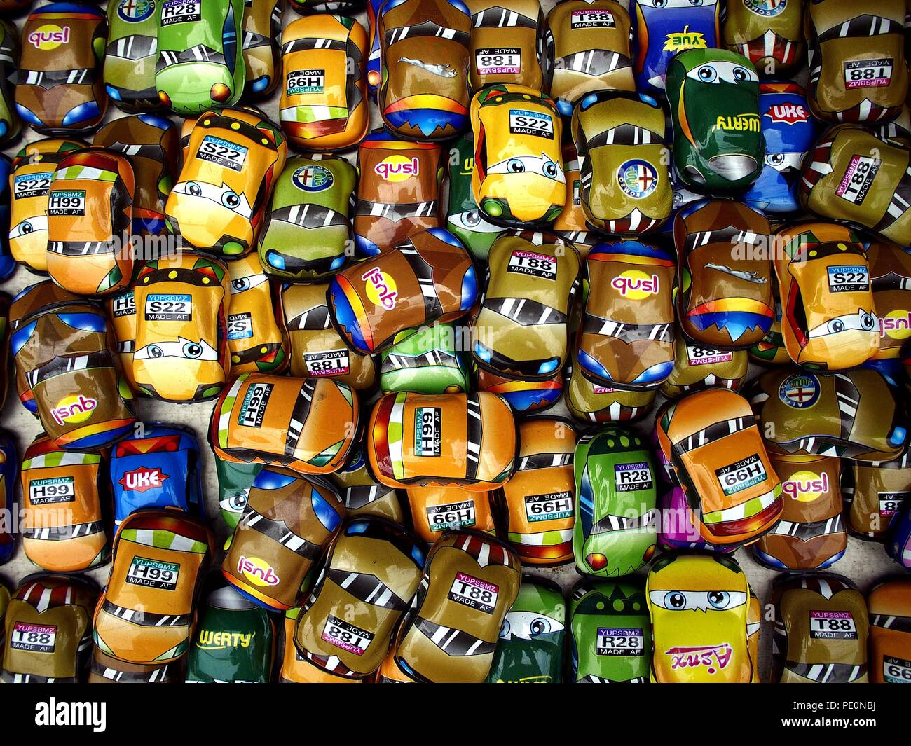 ANTIPOLO City, Filippine - 6 agosto 2018: un assortimento di giocattoli su display a una pressione di stallo realizzato localmente su un marciapiede. Foto Stock