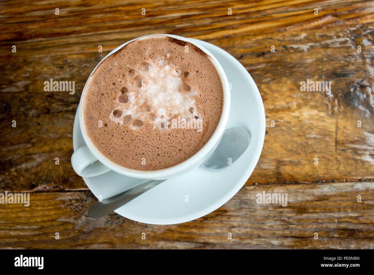 Il magnifico naturale utile bevanda nutritiva cacao con panna di latte vi invita a gustare la stuzzicante aroma di tart, rilassarsi e sperimentare la t Foto Stock