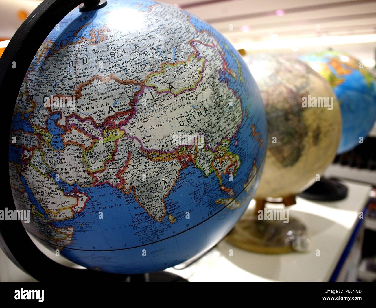 Foto di globe mappe sul display in un negozio Foto Stock