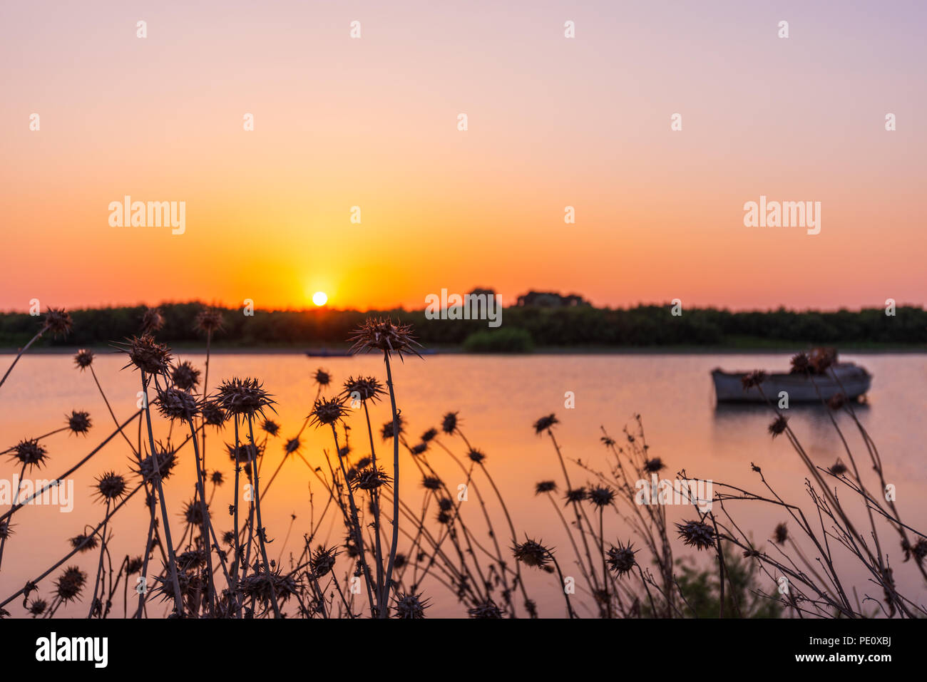 Incredibile bel tramonto sul fiume Foto Stock