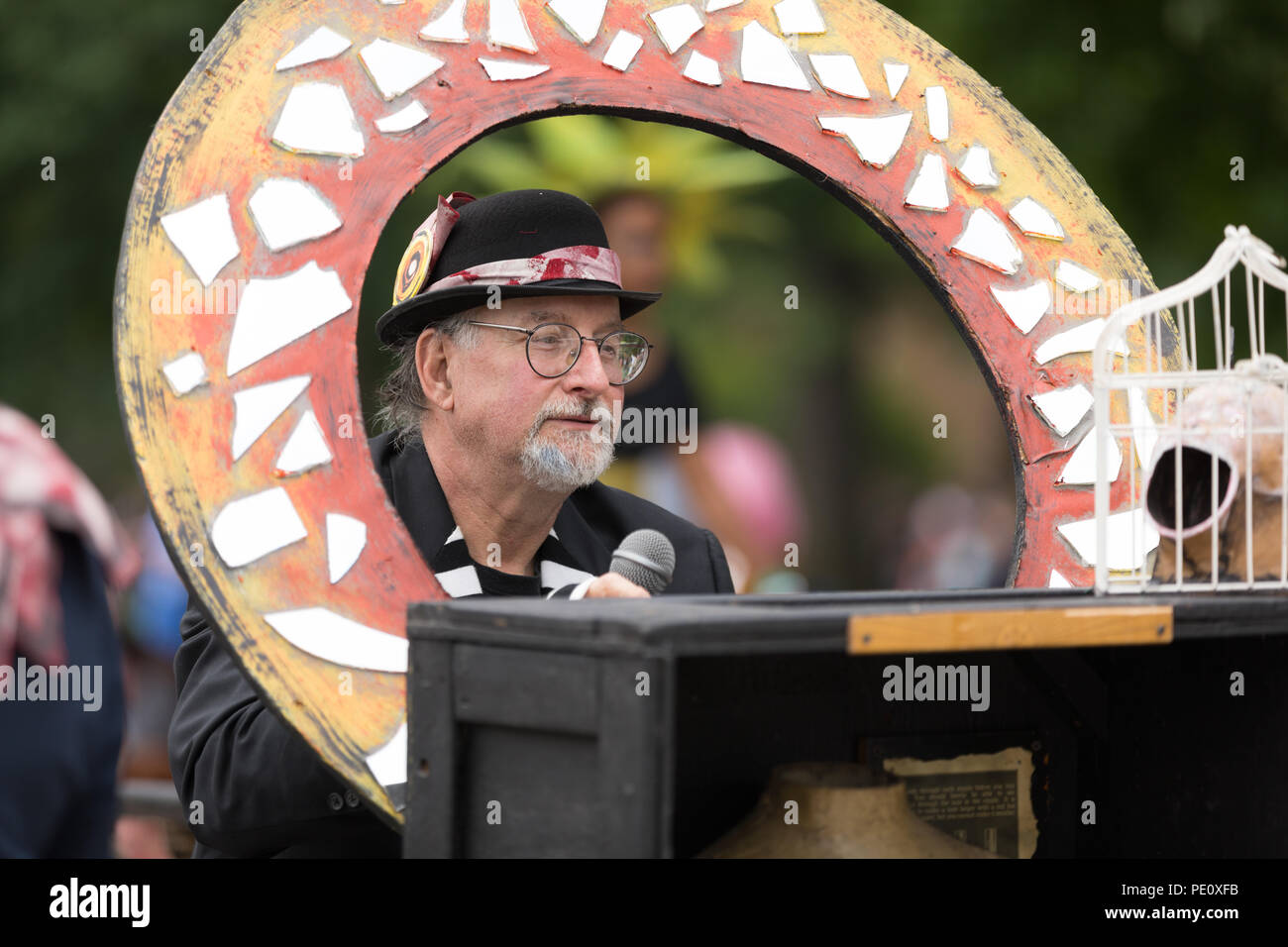 Cleveland, Ohio, Stati Uniti d'America - 9 giugno 2018 l'uomo a suonare il piano all'arte astratta festival Parade il cerchio Foto Stock