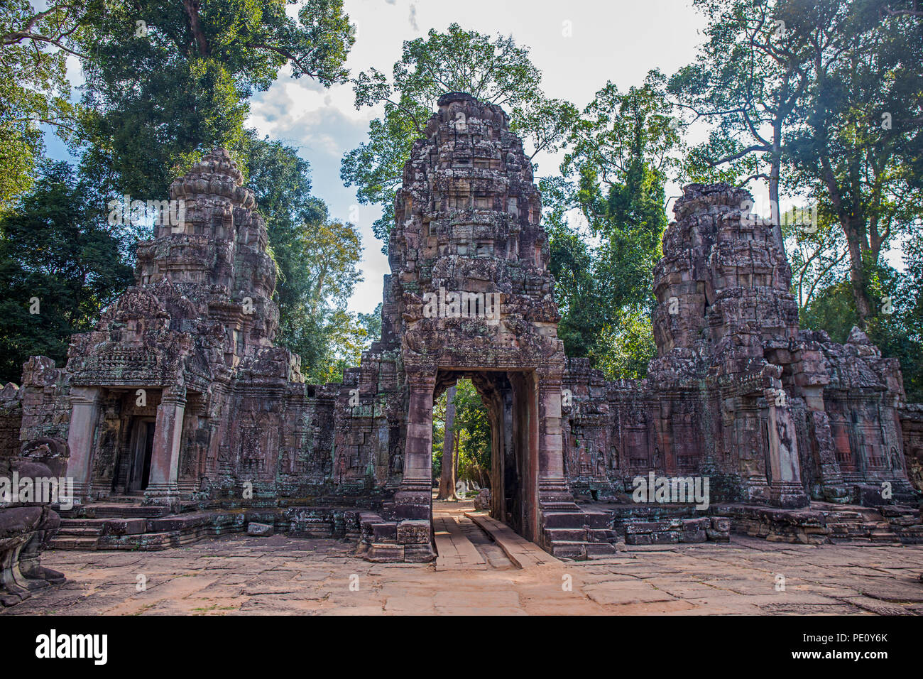 Antica porta di Preah Khan il tempio di pietra surround con foresta in Angkor world heritage , Siem Reap , Cambogia Foto Stock