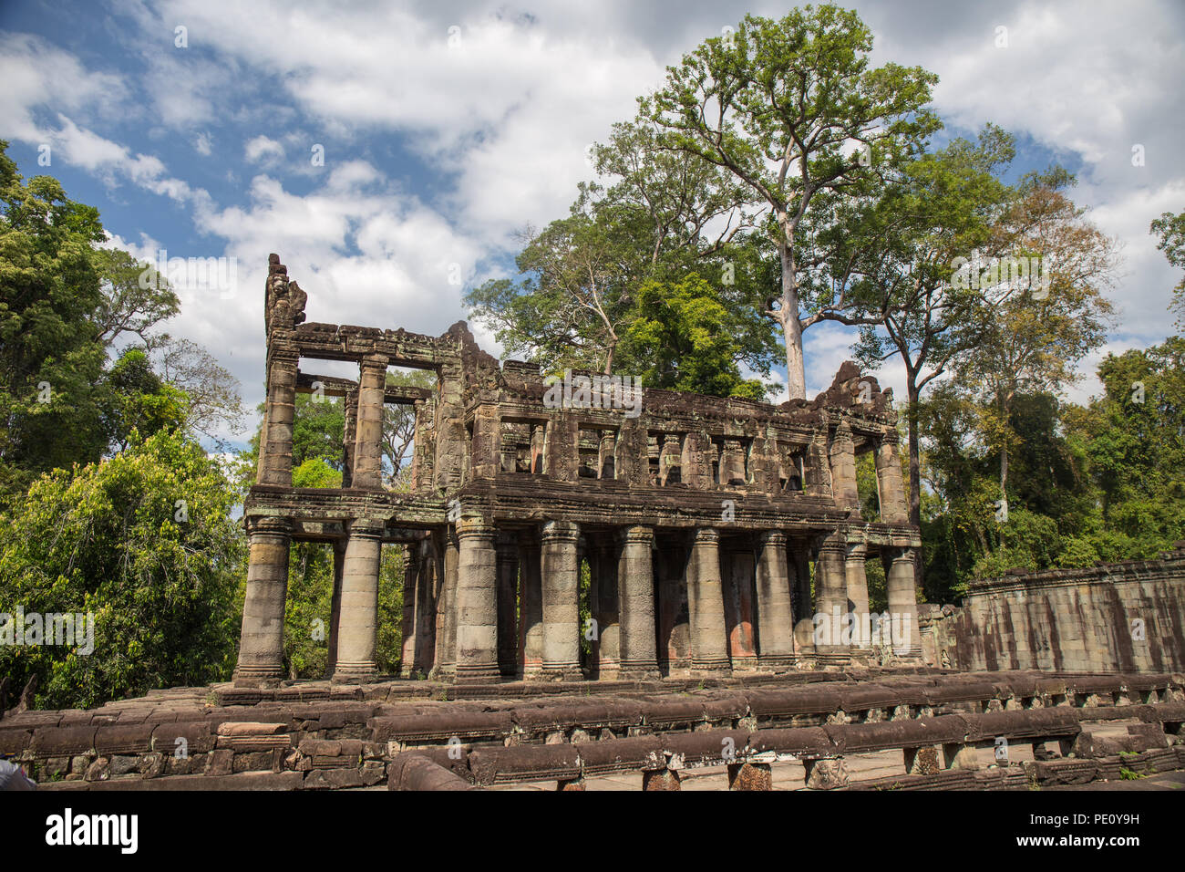 Antico edificio su 2 piani con colonne rotonde di Preah Khan il tempio di pietra surround con foresta in Angkor world heritage , Siem Reap , Cambodi Foto Stock