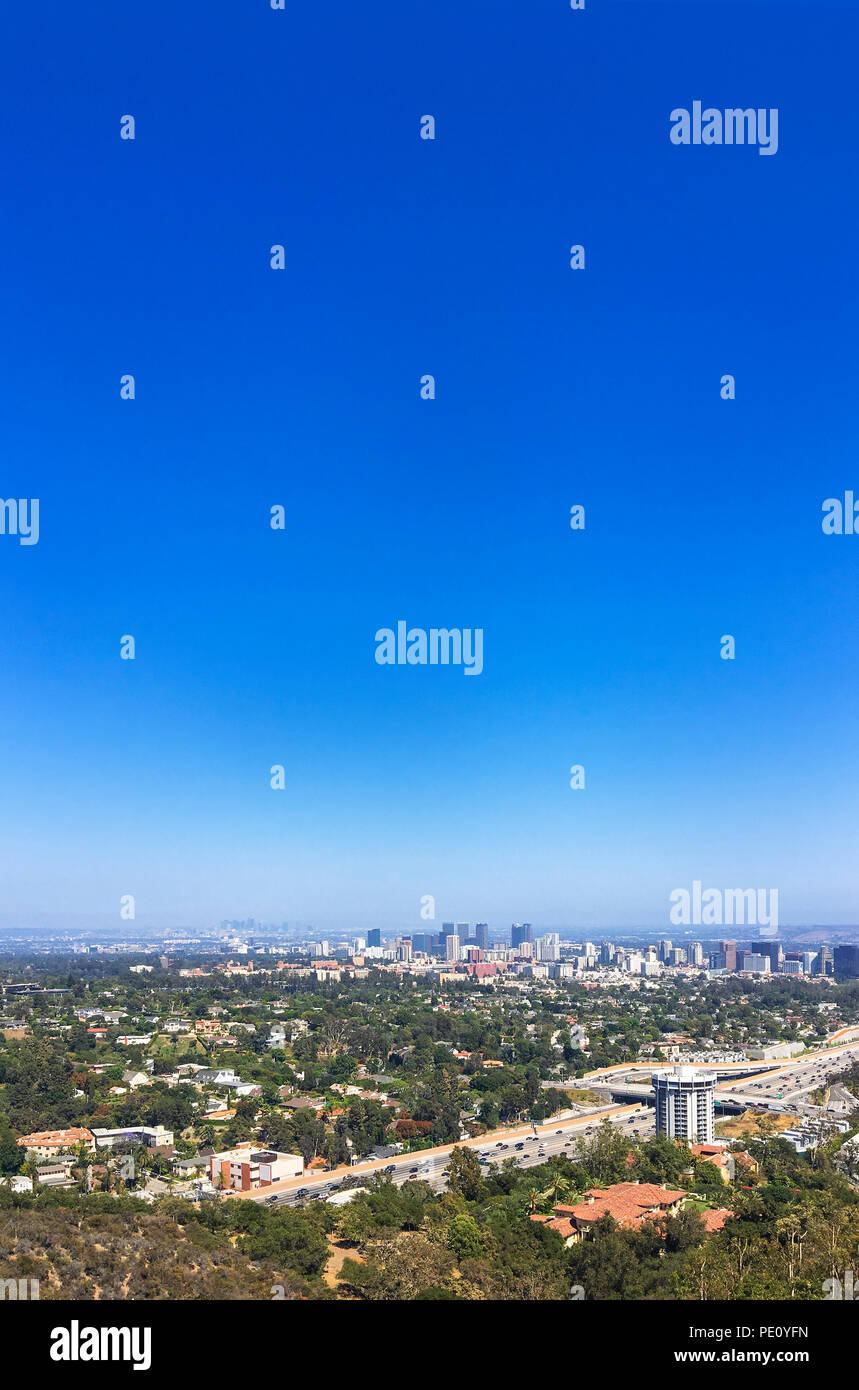 Santa Monica montagna collina che domina il centro cittadino di Los Angeles. West Los Angeles vista Autostrada 405 e il centro cittadino di Westwood. Foto Stock