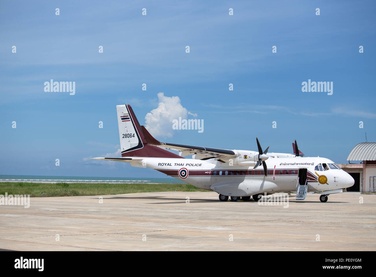 Hua Hin,Tailandia- maggio 21,2018: CASA/IPTN CN-235-220M no.28064 Royal Thai Polizia all aeroporto di Hua Hin con mare e cielo blu sullo sfondo. CN-235 è un mediu Foto Stock