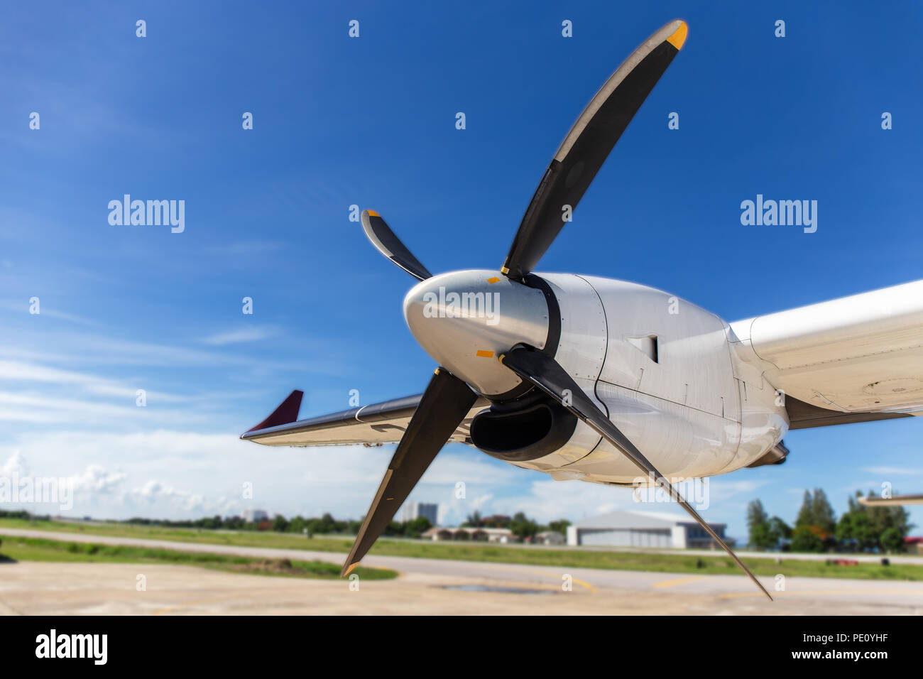 Pala di elica di velivolo e motori a turboelica con airfield, cielo blu di sfondo e spazio di copia Foto Stock