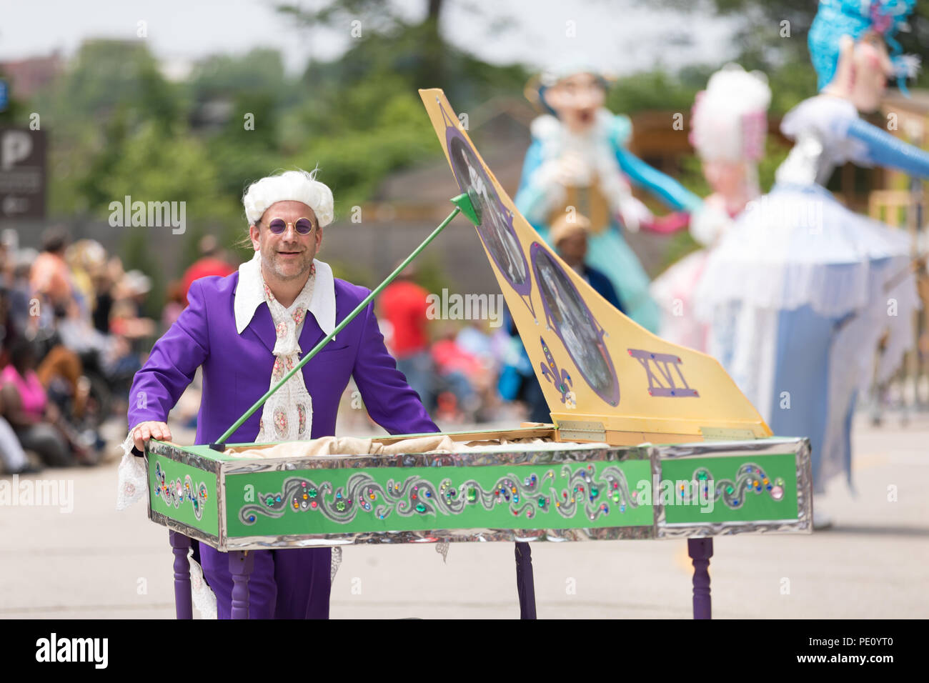 Cleveland, Ohio, Stati Uniti d'America - 9 giugno 2018 l'uomo pretende di suonare il pianoforte che indossa una parrucca bianca e occhiali viola all'arte astratta festival Parade il circ Foto Stock