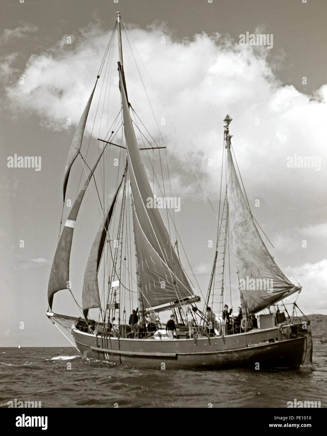Marina Mercantile cadetti a bordo di barca a vela nave di formazione, Plymouth, Inghilterra Foto Stock