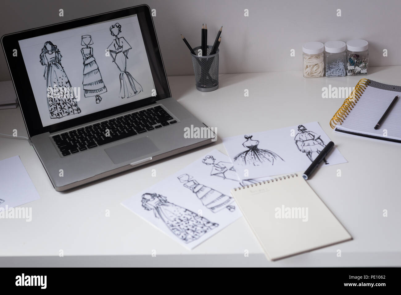 Schizzi di design sulla tavola Foto Stock