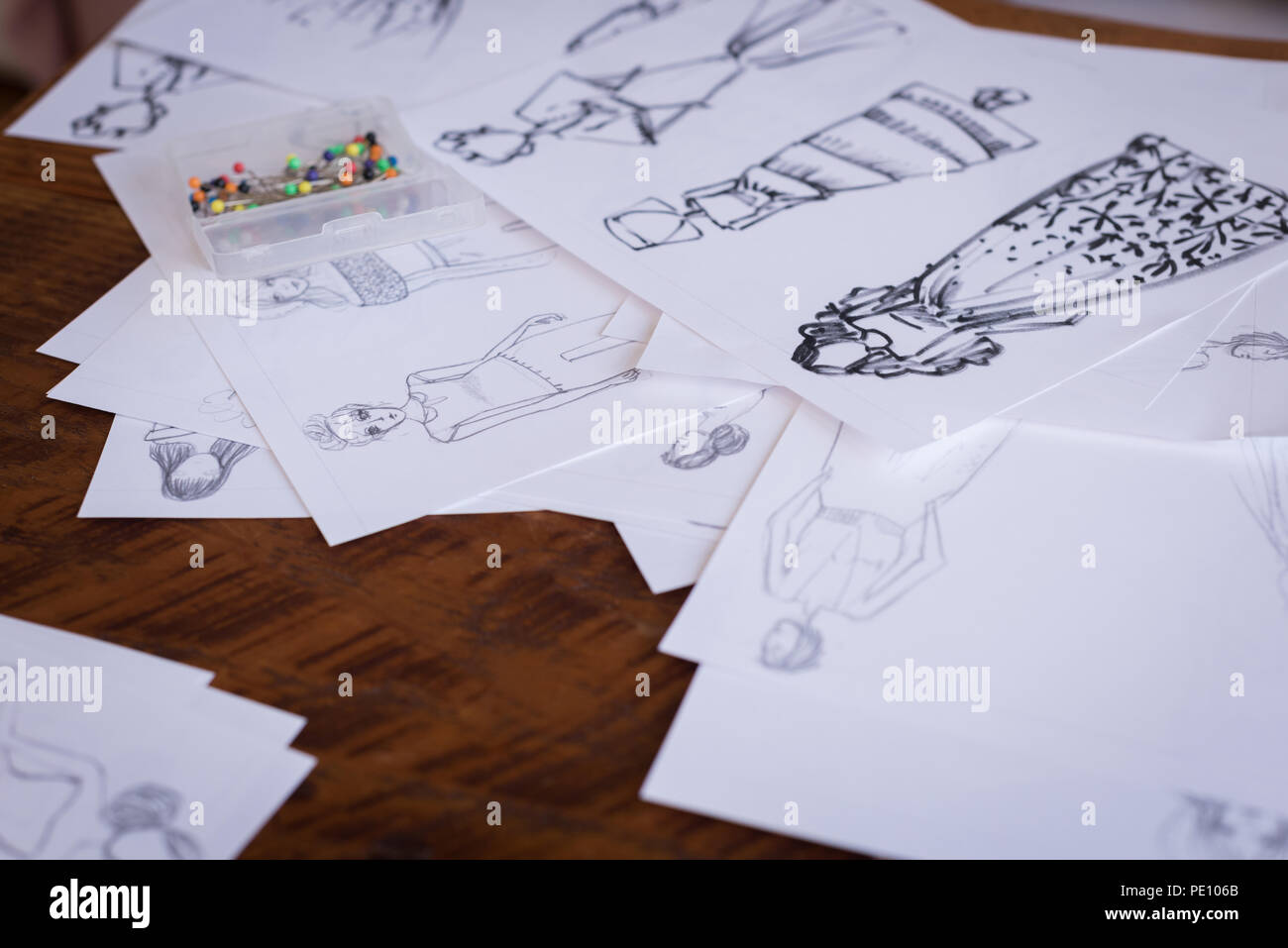 Schizzi di design sulla tavola in studio Foto Stock