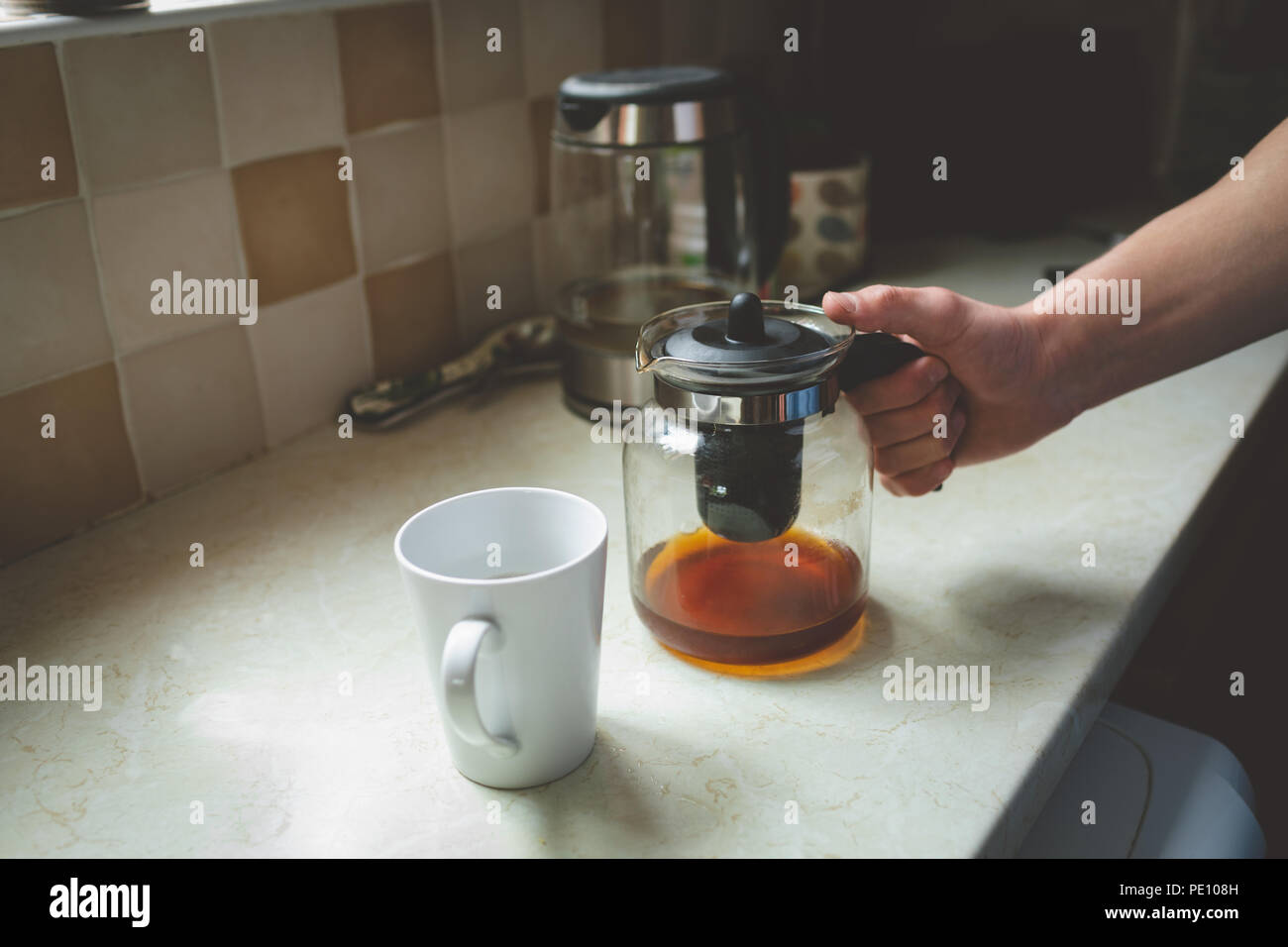 Filtro per caffè e jar mug sul piano di lavoro della cucina Foto Stock
