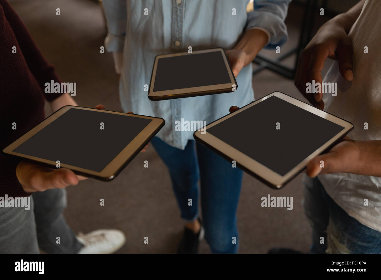 I dirigenti con tavoletta digitale in ufficio Foto Stock