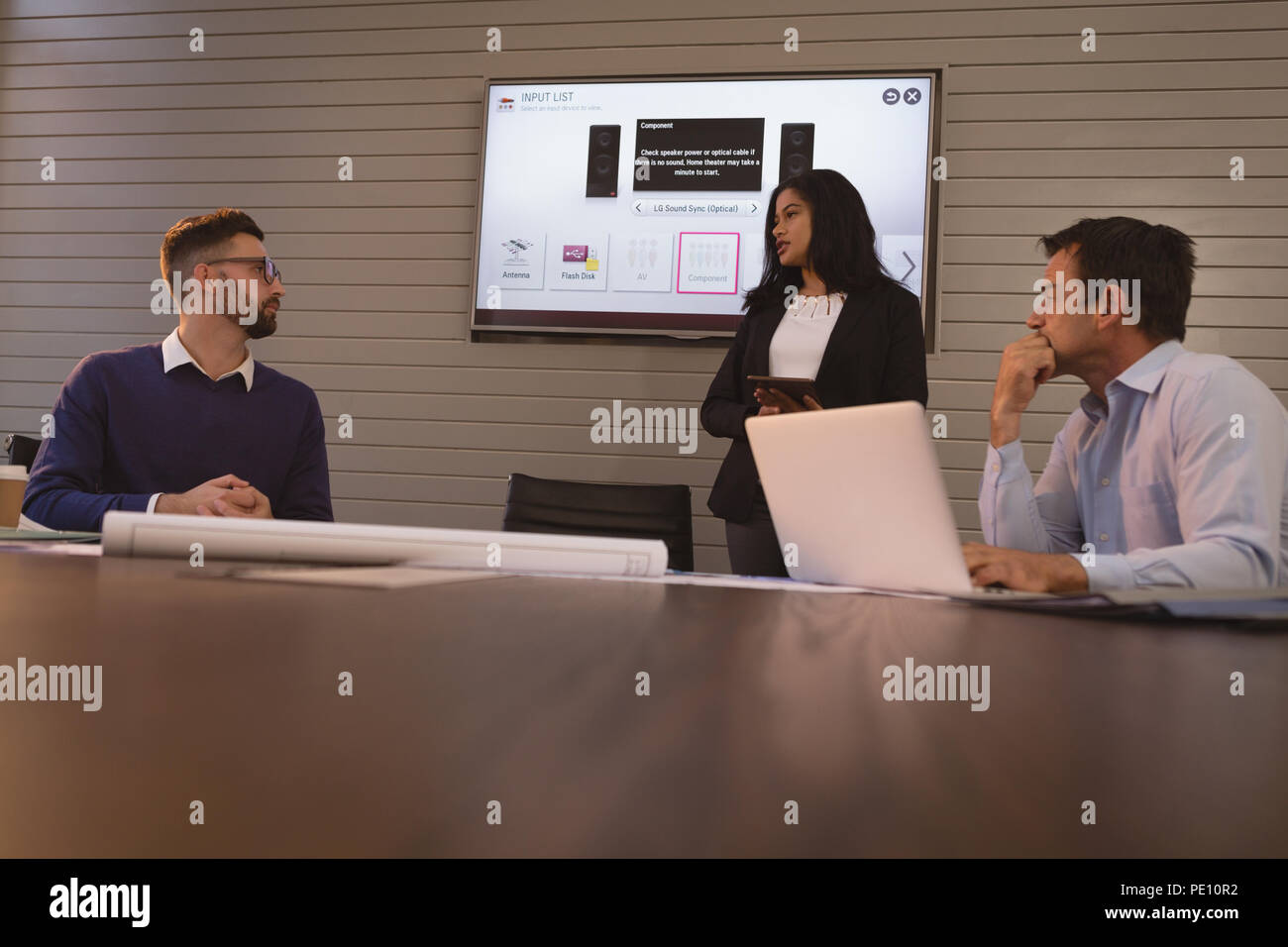 Executive dando una presentazione nella sala riunioni Foto Stock