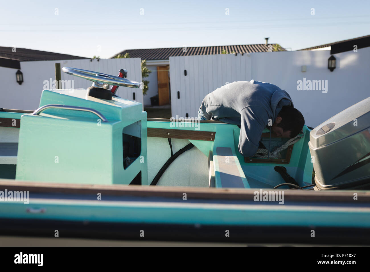 L'uomo controllo imbarcazione a motore Foto Stock