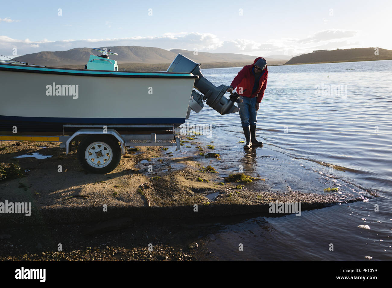L'uomo controllo imbarcazione a motore Foto Stock