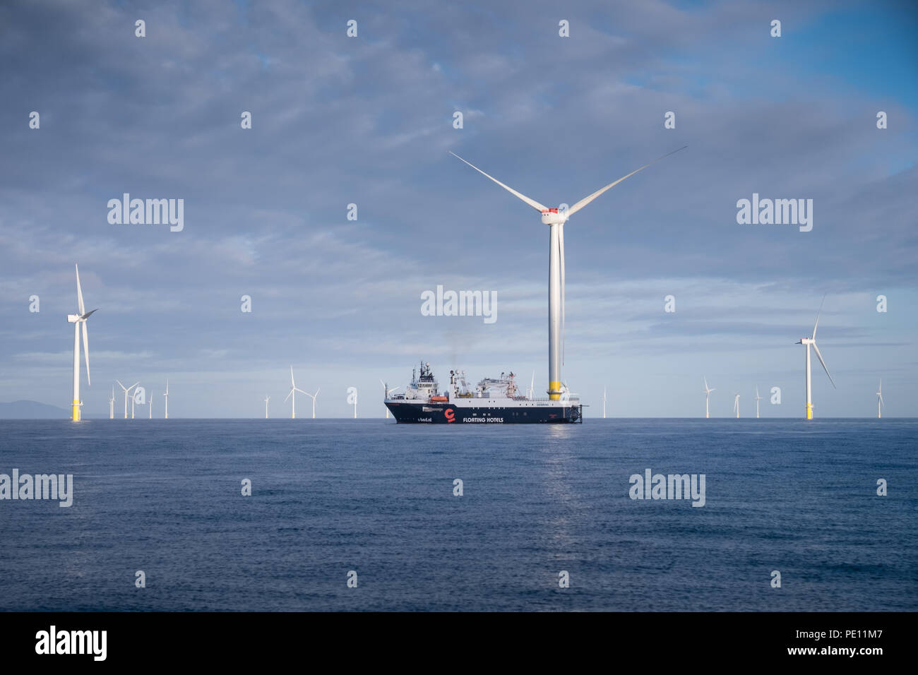 L'hotel nave vento innovazione lavorando sulla costruzione di Walney Estensione del parco eolico offshore nel Mare d'Irlanda Foto Stock