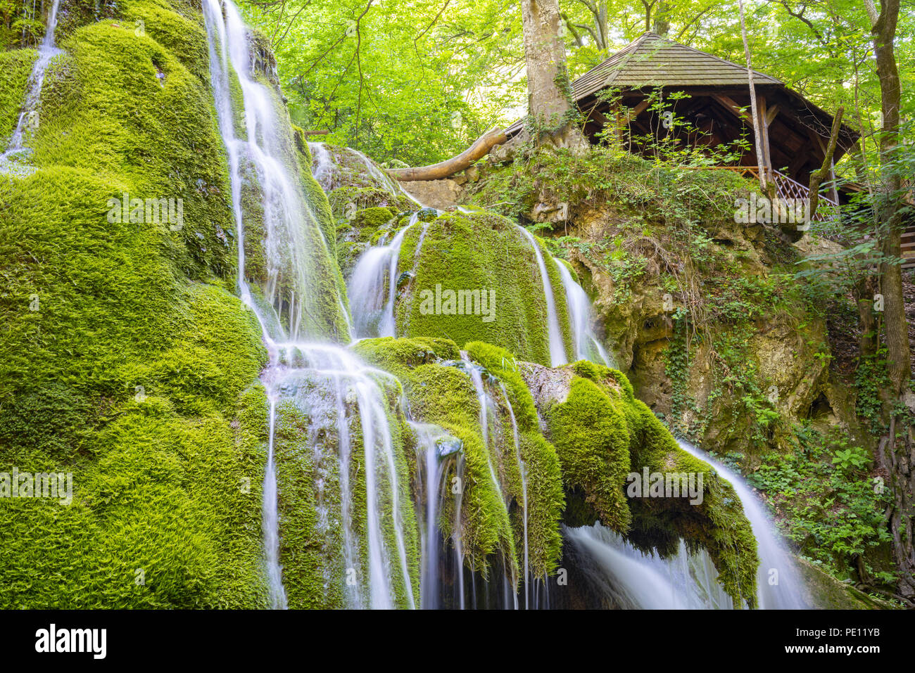 Bella Bigar unico cascata in Romania sul bordo della strada che passa attraverso le montagne carpatian Foto Stock