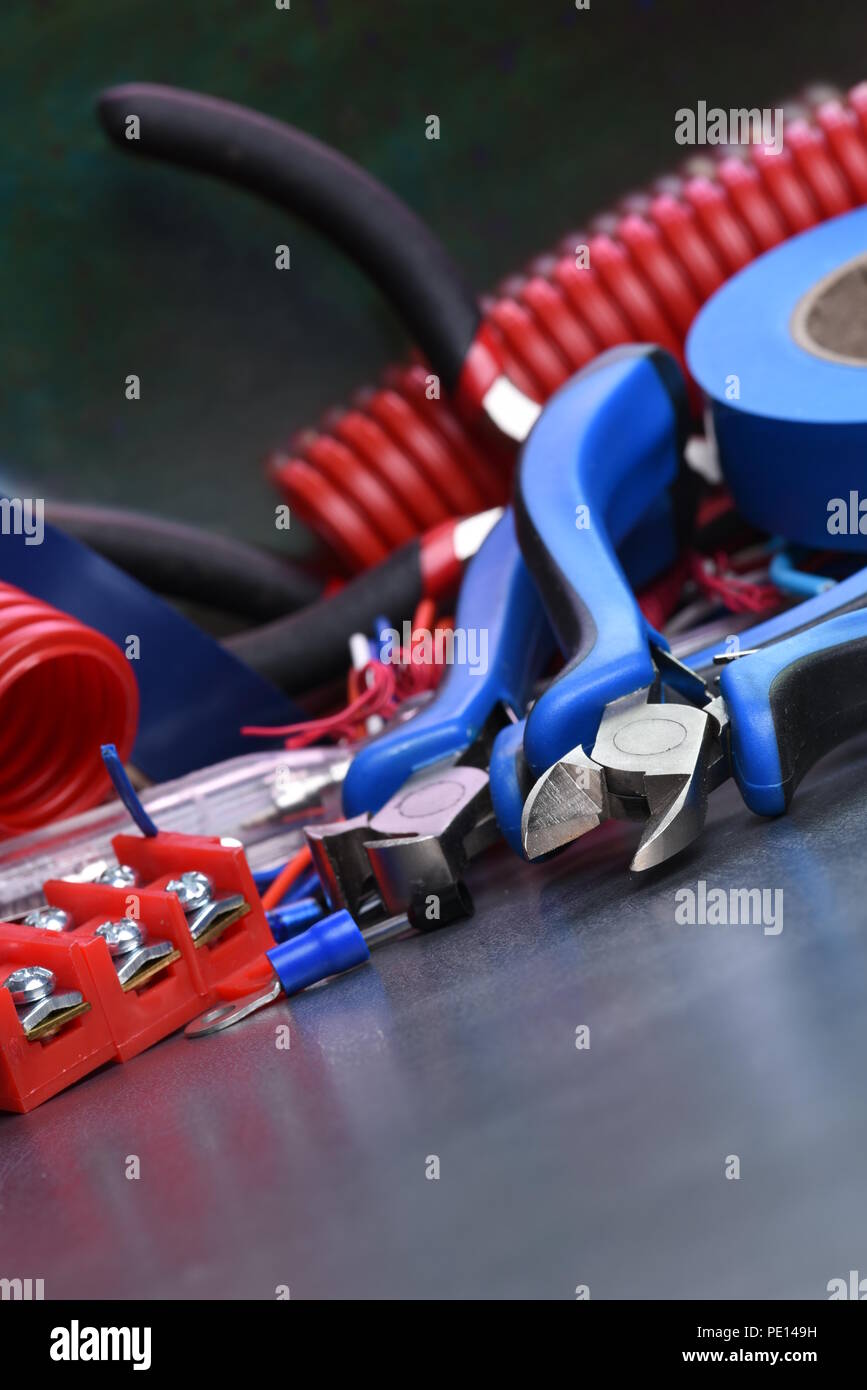 Set di componenti e strumenti per l'uso in impianti elettrici a bordo di metallo Foto Stock
