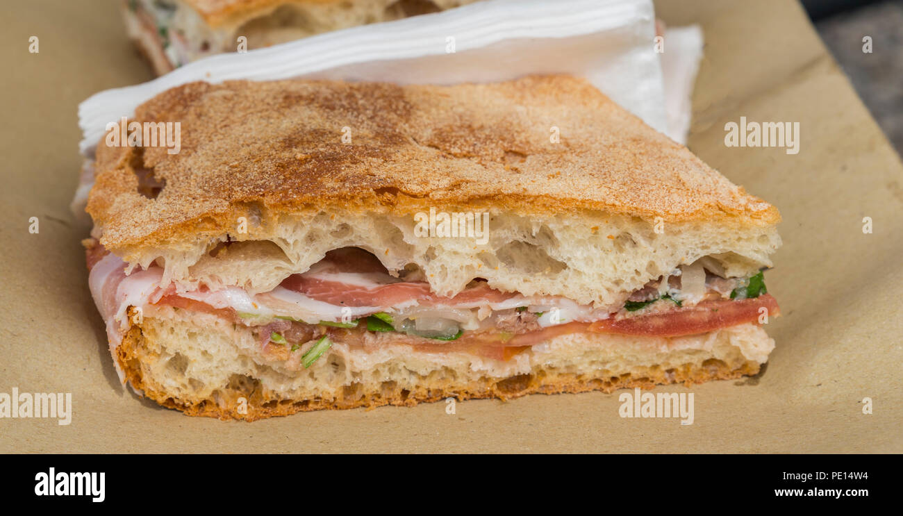 Tradizionale foccacia italiana ripieno di formaggio con erbe di prosciutto e pomodoro Foto Stock