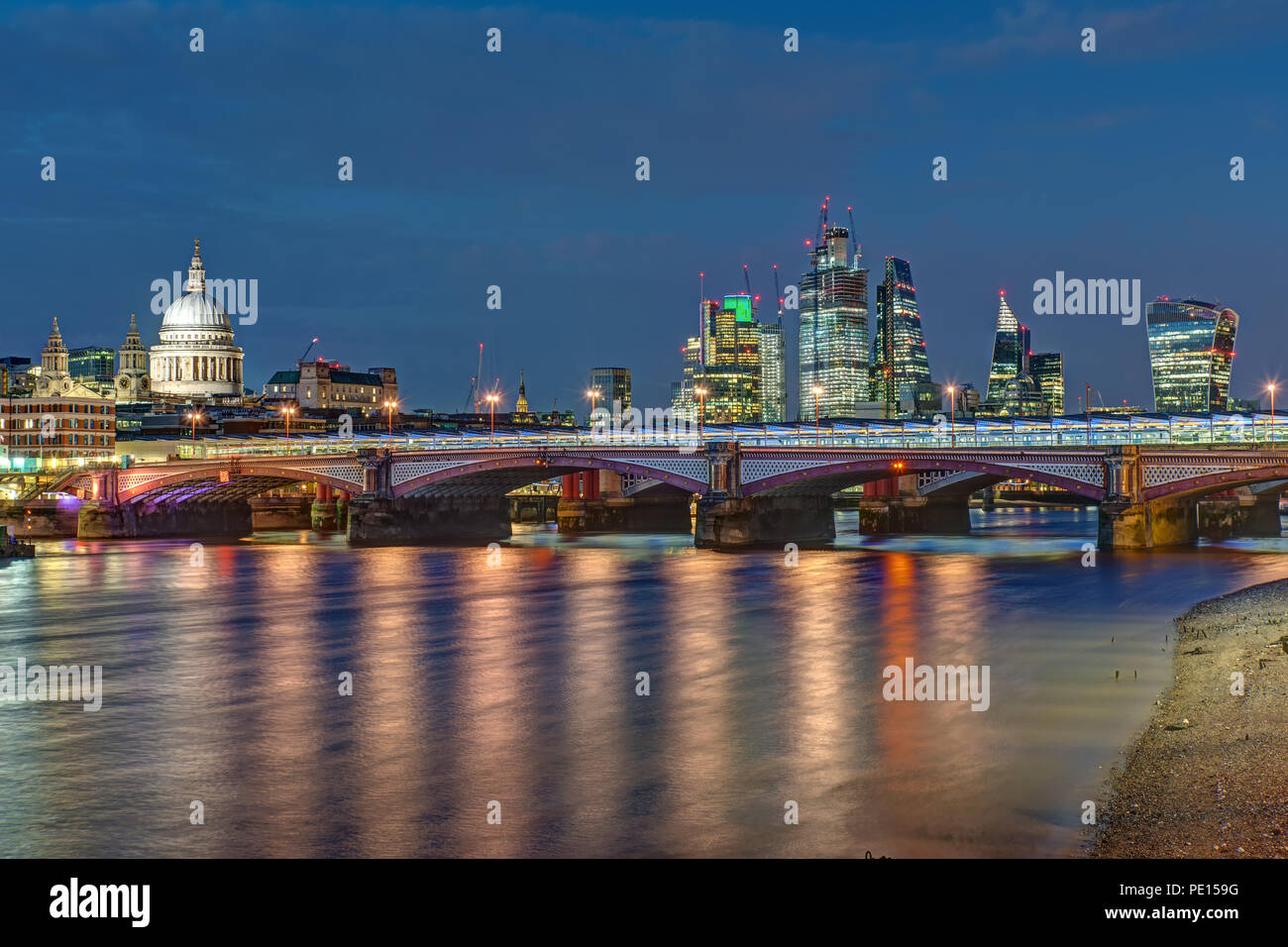 St Pauls Cathedral, Blackfriars Bridge e alla città di Londra di notte Foto Stock