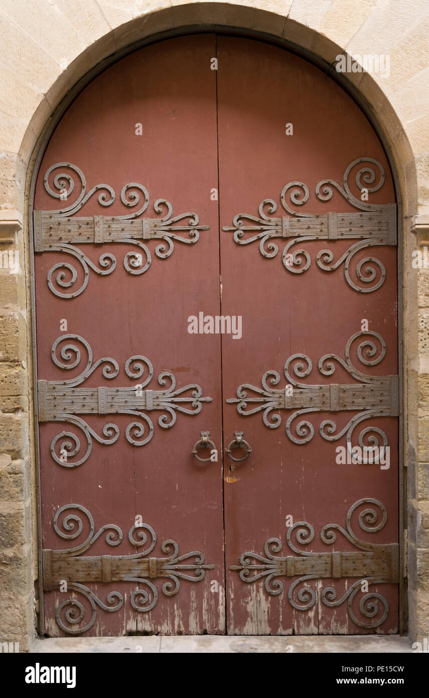Lo stile della porta e con grandi cerniere di ferro progettata per decorare. Foto Stock